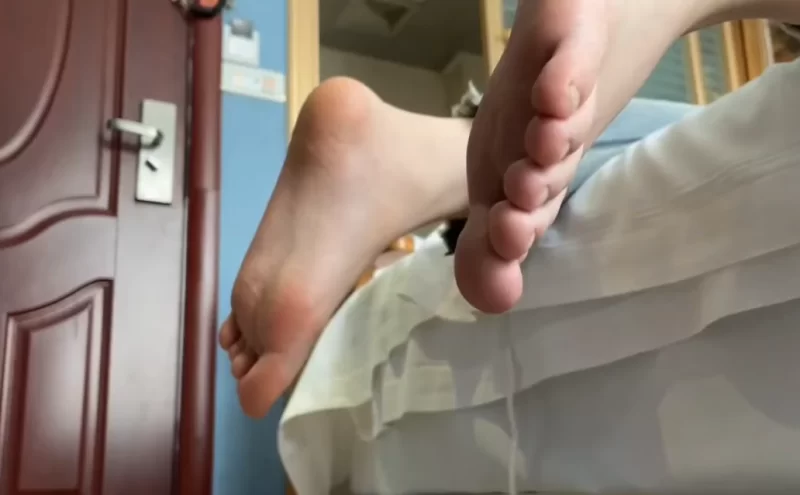 爽玩熟睡女高嫩脚 [1v-177m]