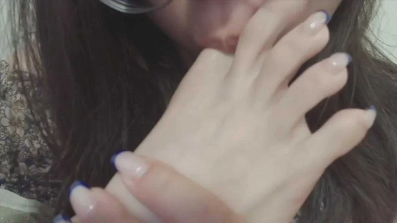 妹子自舔裸足语言控制指挥 [1v-125MB]