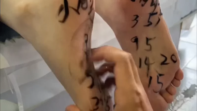 爽玩熟睡女高嫩脚 [1v-177m]