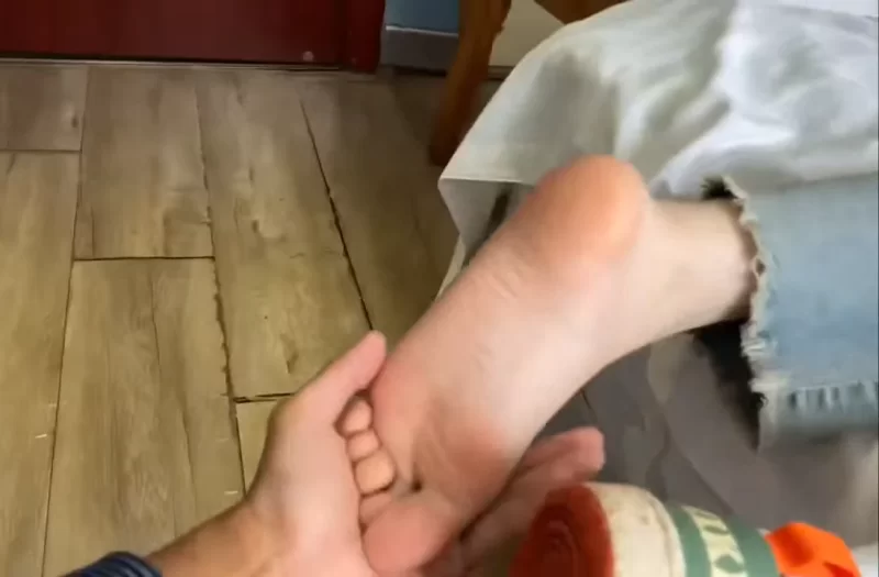 爽玩熟睡女高嫩脚 [1v-177m]