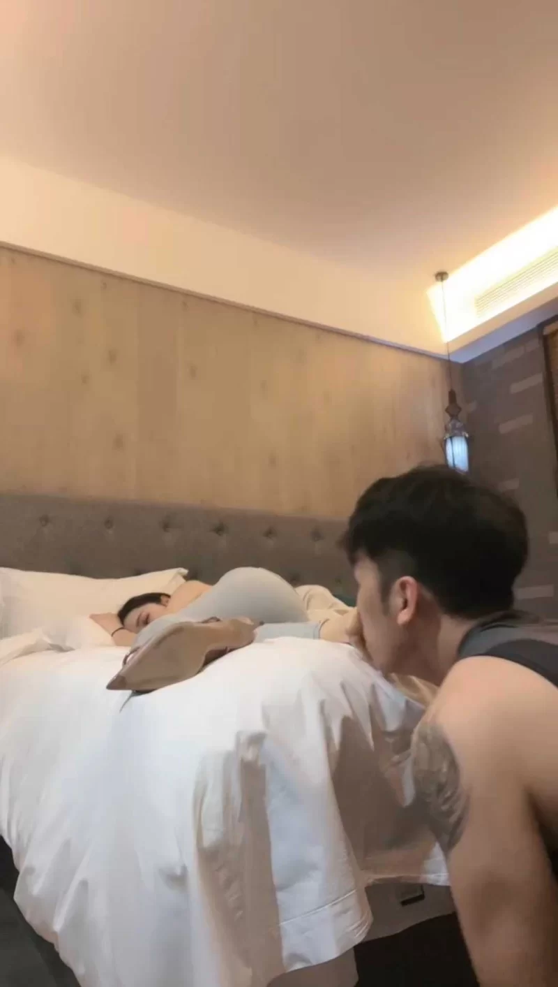 川野尤娜-偷舔熟睡女朋友丝袜脚被发现后 [1v-524m]