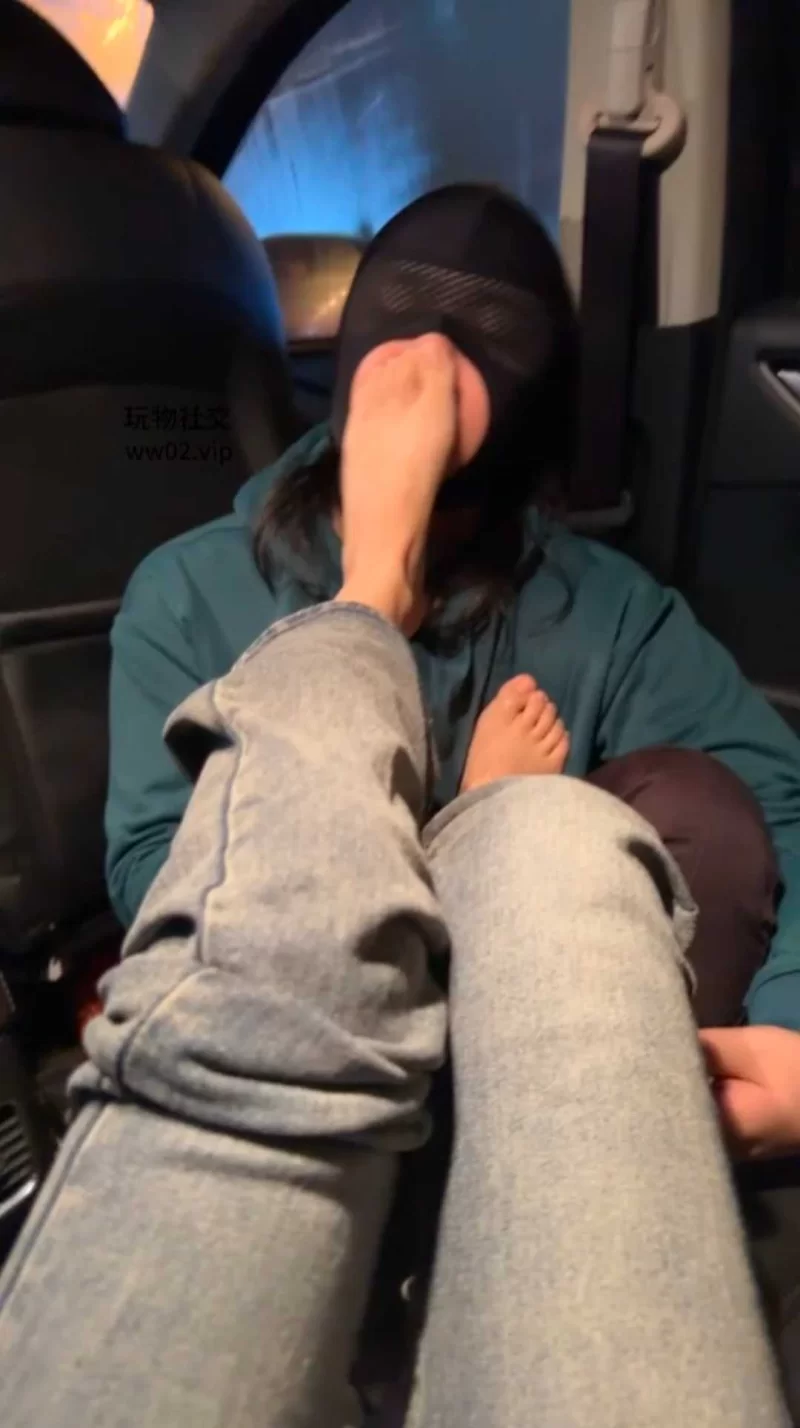 《素人挖掘机》车内沉浸式品尝素人小姐姐黑棉袜嫩脚丫 [1v-639MB]