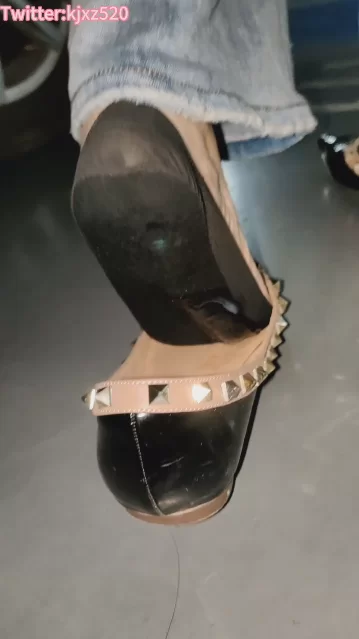 媳妇车内黑丝船袜足交，给媳妇脚底射满踩精逛街❤️ [1v-735mb]