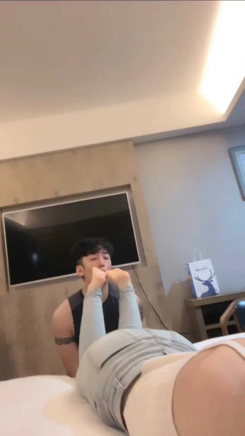 川野尤娜-偷舔熟睡女朋友丝袜脚被发现后 [1v-524m]