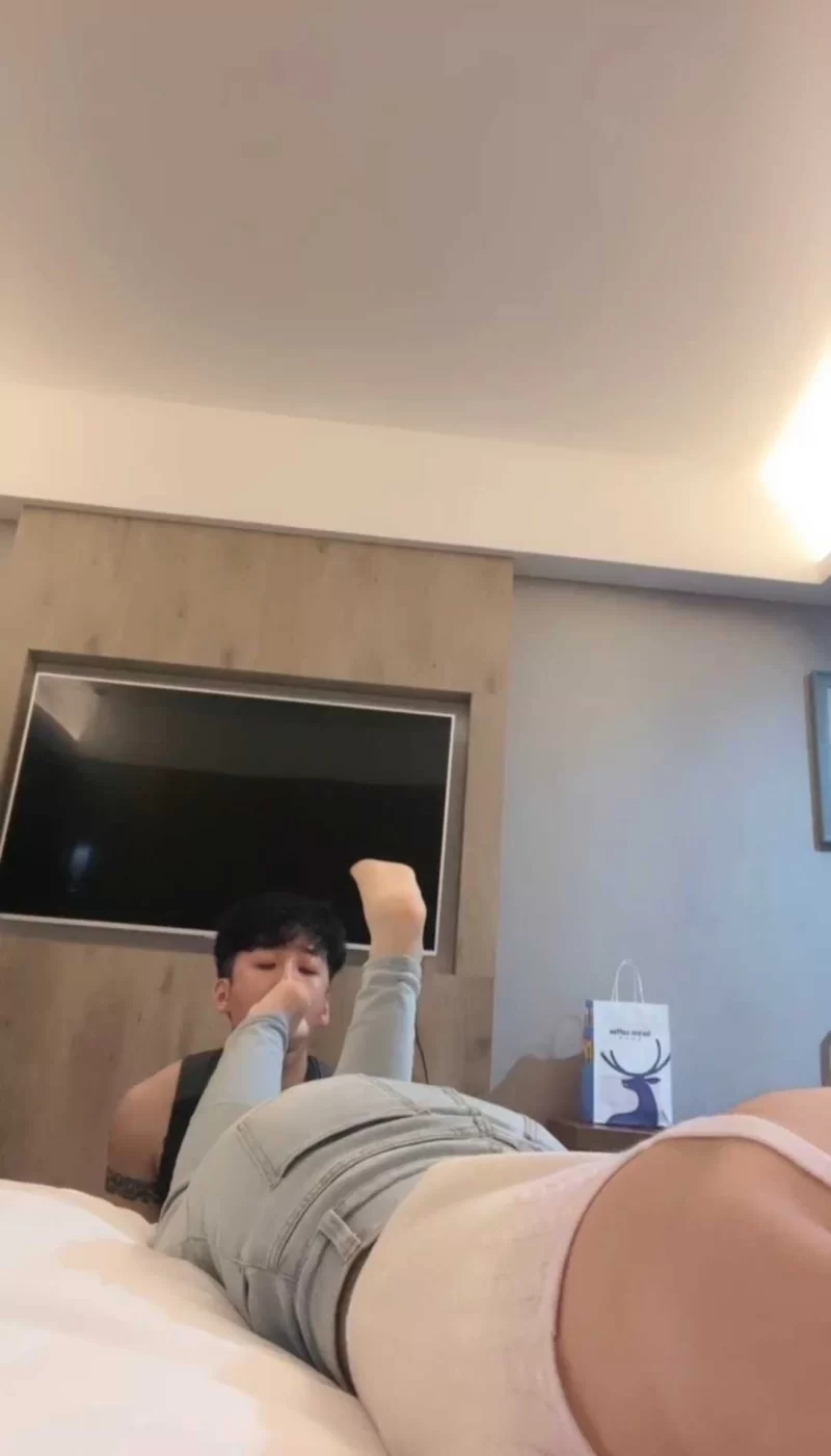 川野尤娜-偷舔熟睡女朋友丝袜脚被发现后 [1v-524m]