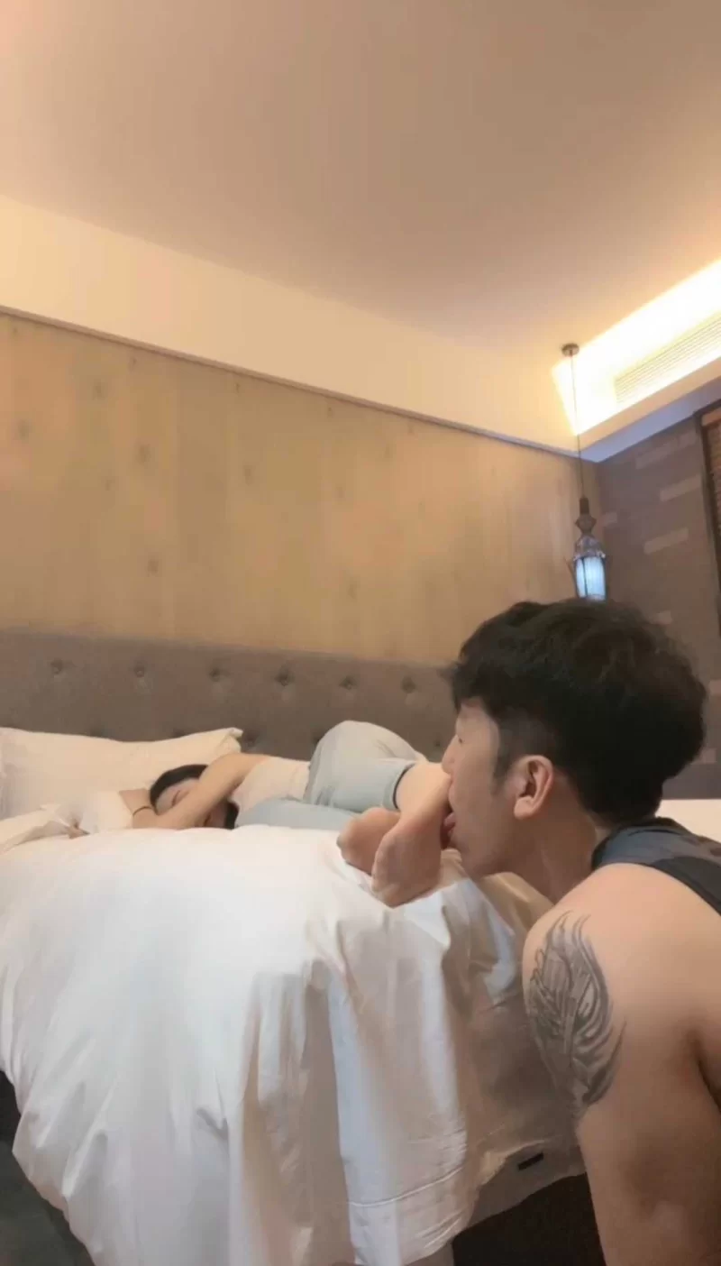 川野尤娜-偷舔熟睡女朋友丝袜脚被发现后 [1v-524m]