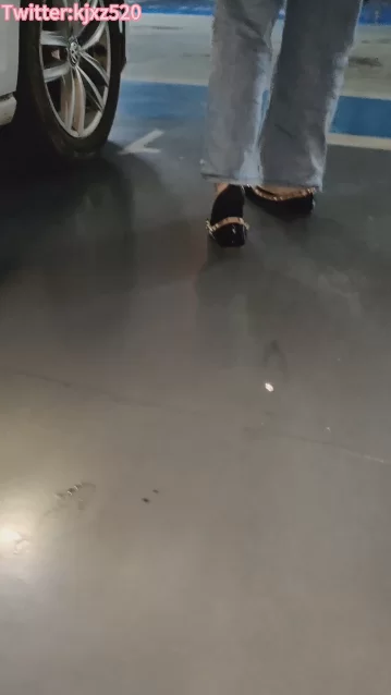 媳妇车内黑丝船袜足交，给媳妇脚底射满踩精逛街❤️ [1v-735mb]