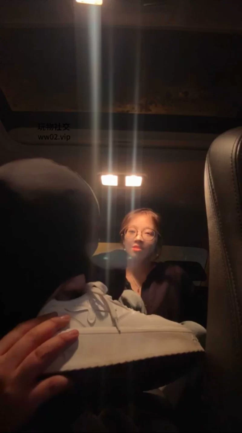 《素人挖掘机》车内沉浸式品尝素人小姐姐黑棉袜嫩脚丫 [1v-639MB]