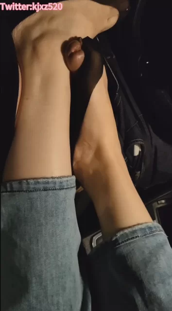 媳妇车内黑丝船袜足交，给媳妇脚底射满踩精逛街❤️ [1v-735mb]