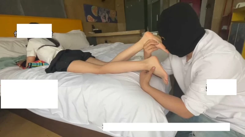 大神宾馆约单纯学生妹，狂tian白袜裸足 [1V-316m]