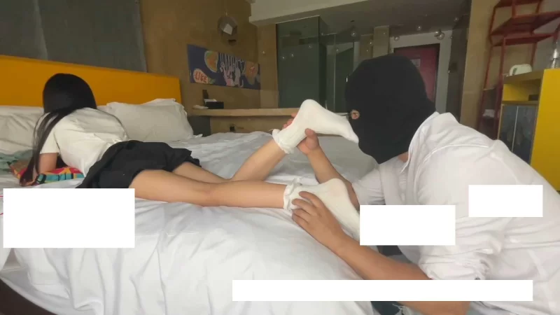 大神宾馆约单纯学生妹，狂tian白袜裸足 [1V-316m]