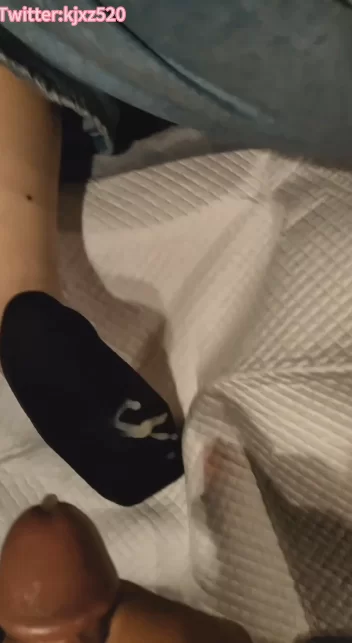 媳妇车内黑丝船袜足交，给媳妇脚底射满踩精逛街❤️ [1v-735mb]