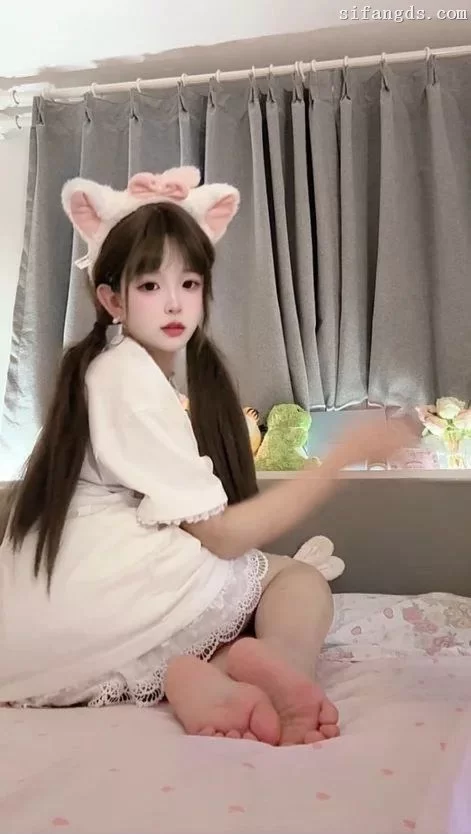 甜美素人小晰大眼的脸蛋配上红通通的脚底显得格外诱人 [2v-100m]