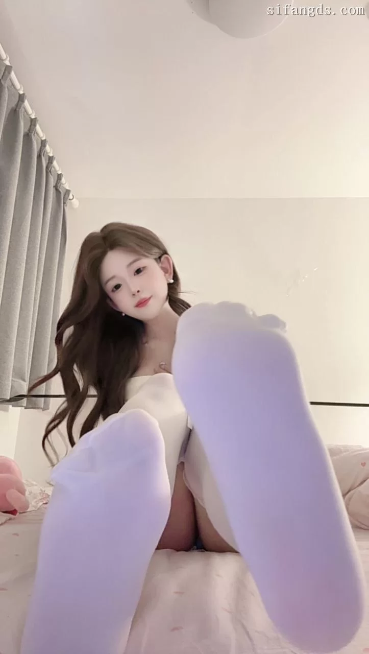 甜美素人小晰大眼的脸蛋配上红通通的脚底显得格外诱人 [2v-100m]