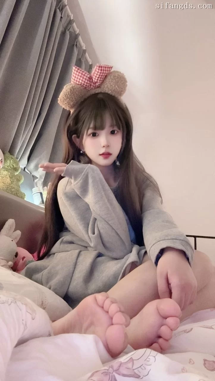 甜美素人小晰大眼的脸蛋配上红通通的脚底显得格外诱人 [2v-100m]