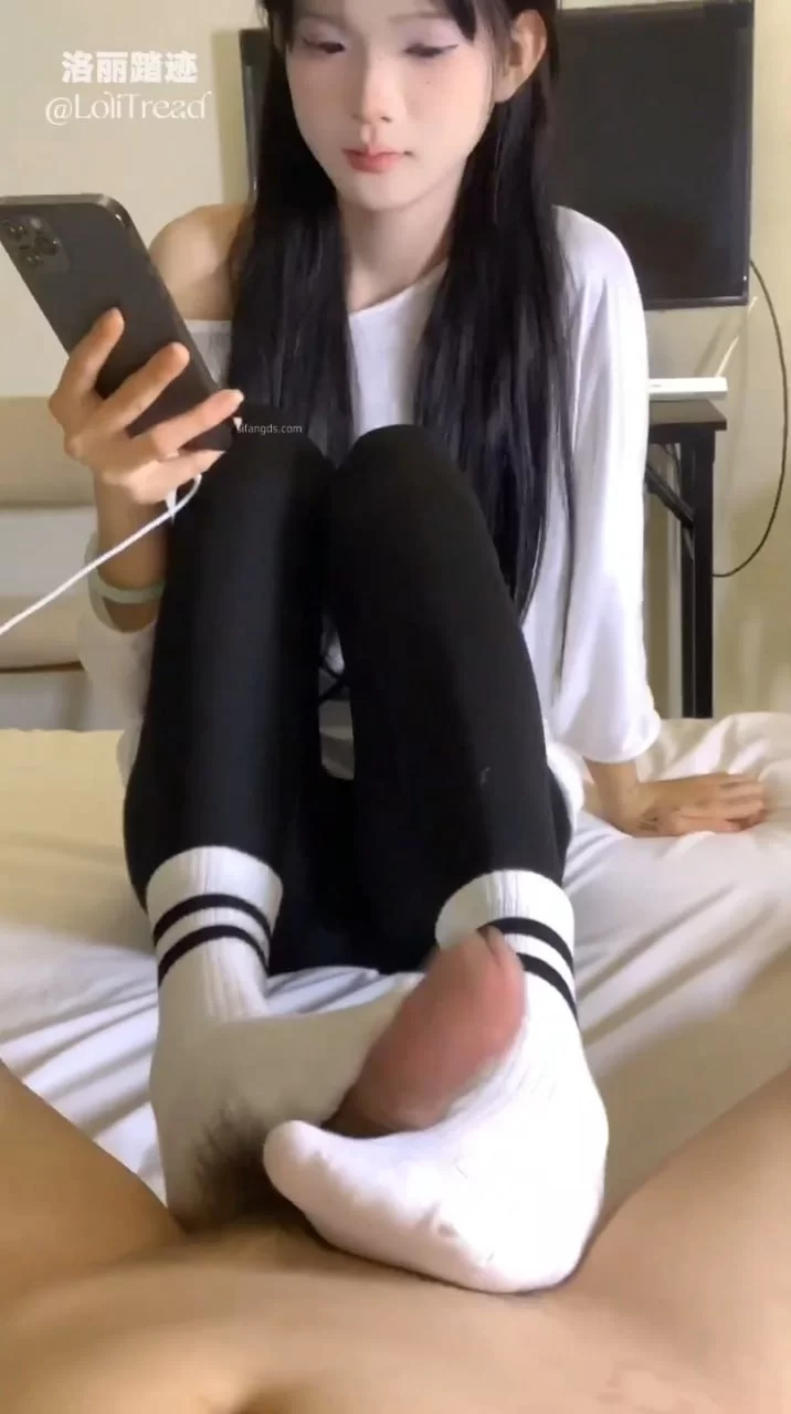 精神小妹 黑色紧身裤白袜 双视角拍摄足交#洛丽踏迹 [1v-500m]