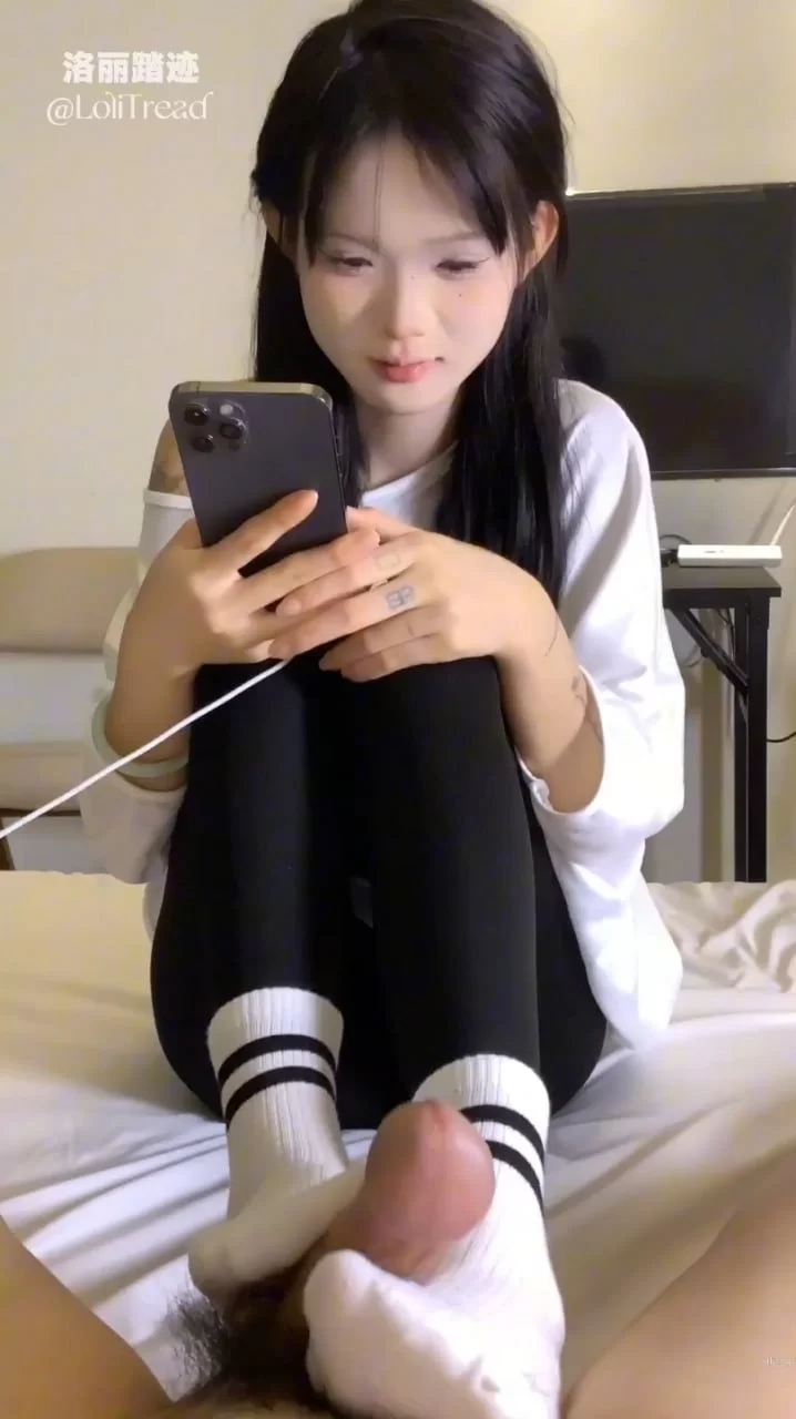 精神小妹 黑色紧身裤白袜 双视角拍摄足交#洛丽踏迹 [1v-500m]