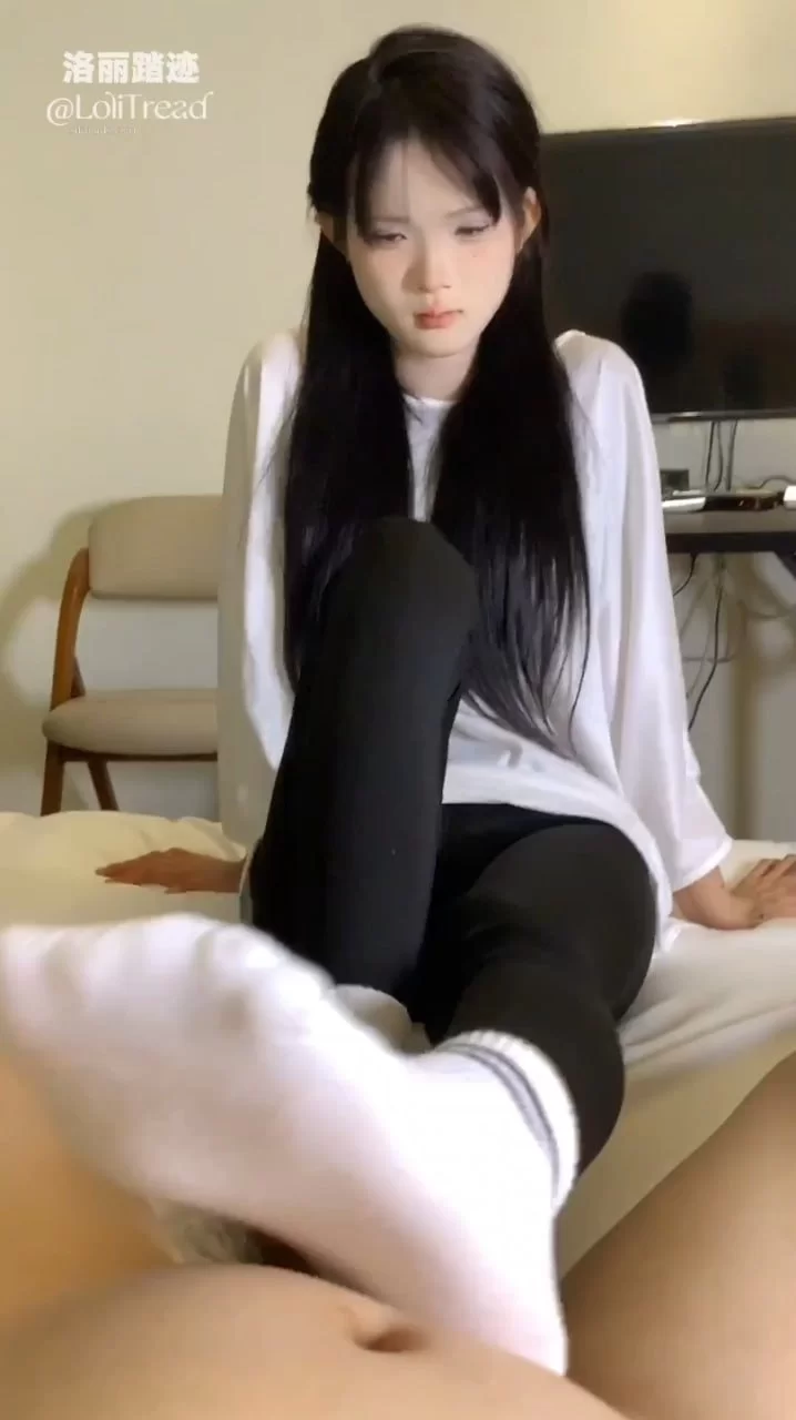精神小妹 黑色紧身裤白袜 双视角拍摄足交#洛丽踏迹 [1v-500m]