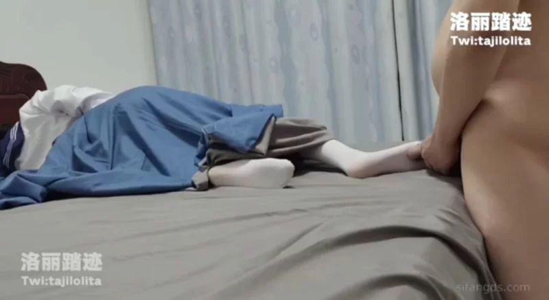 #洛丽踏迹 剧情演绎 模特睡着后偷蹭白丝脚 隔板足交吐奶 [1v-300m]