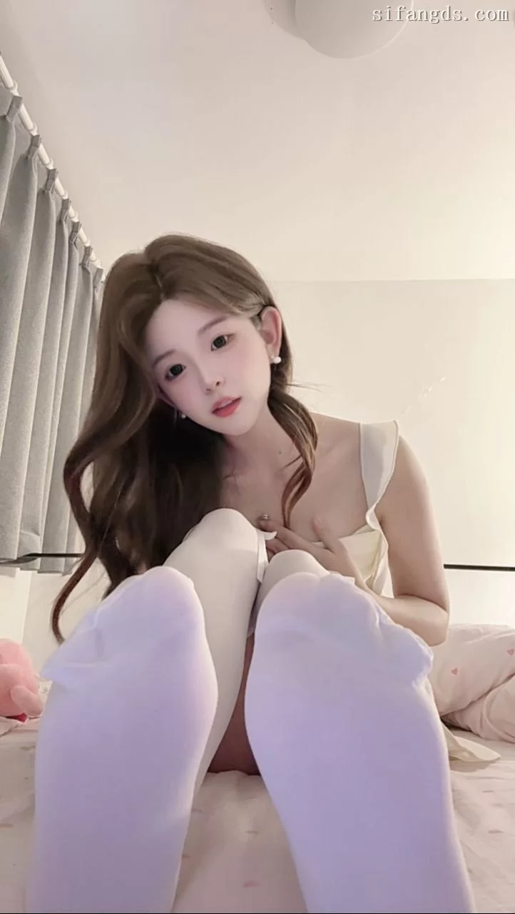 甜美素人小晰大眼的脸蛋配上红通通的脚底显得格外诱人 [2v-100m]