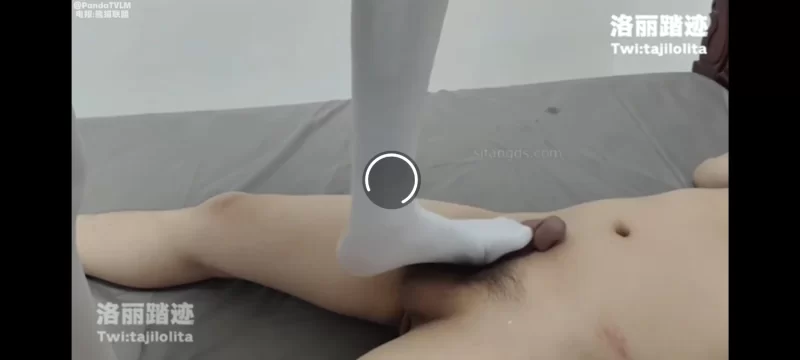 #洛丽踏迹 剧情演绎 模特睡着后偷蹭白丝脚 隔板足交吐奶 [1v-300m]