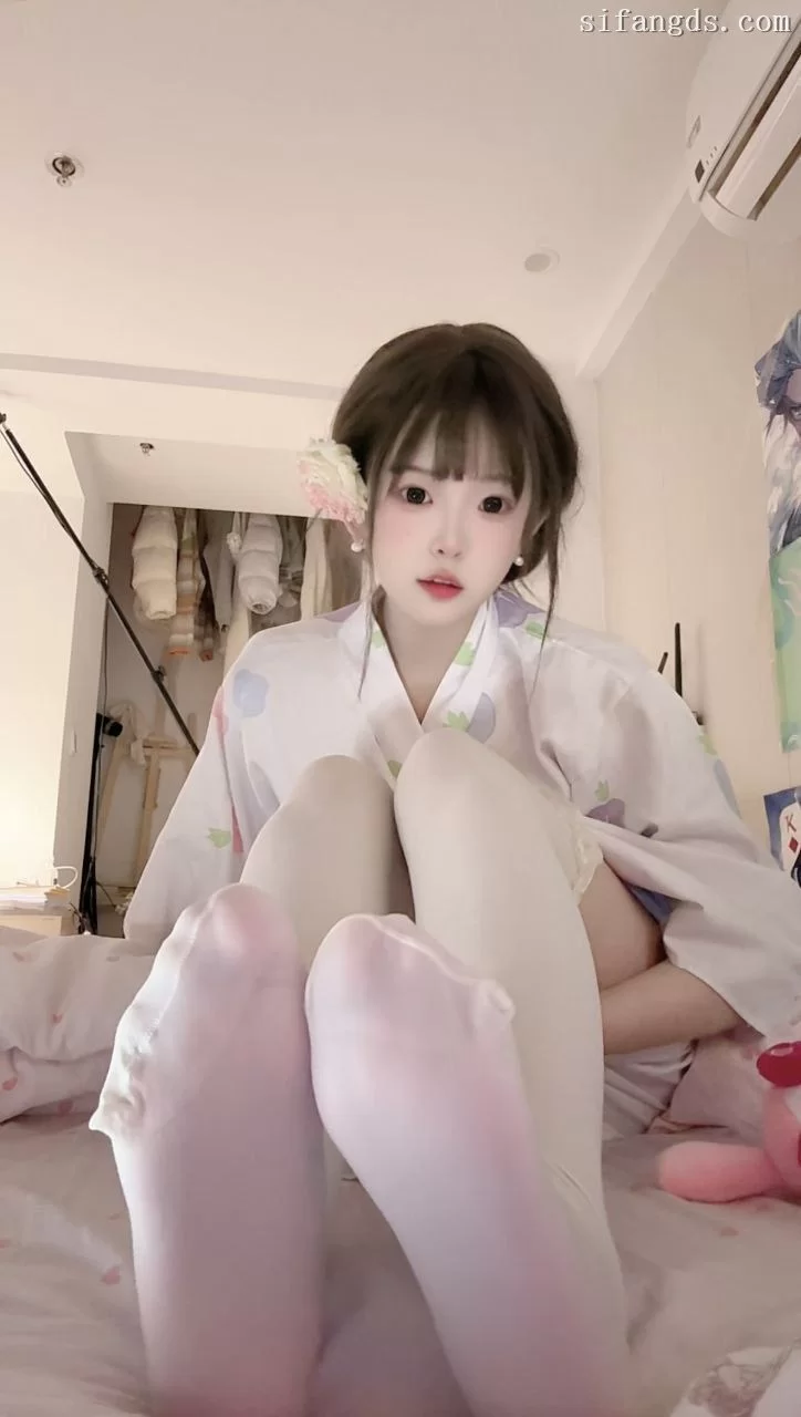 甜美素人小晰大眼的脸蛋配上红通通的脚底显得格外诱人 [2v-100m]