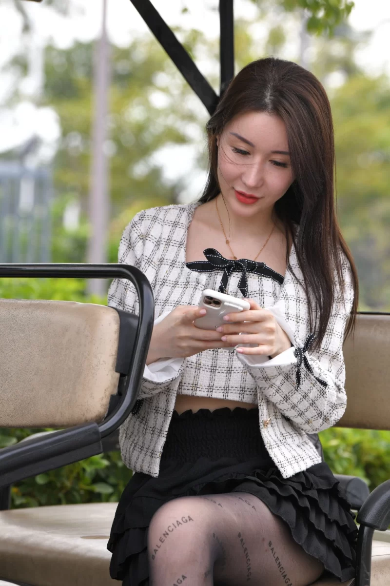 魔镜街拍 巴黎世家黑丝美女 [126p-625MB]