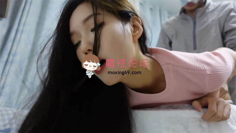 国产自拍老虎菜御用嫩模『灵灵』大尺度剧情 骚货后妈撞见男主打飞机 被伺机报复大力输出 [2V ] [BT]