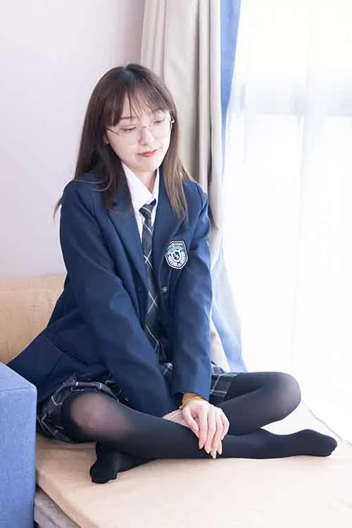 袜啵啵-稚予-JK制服超短裙厚黑丝美腿 [184p1v-1.7GB]