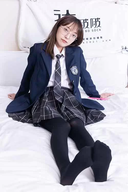 袜啵啵-稚予-JK制服超短裙厚黑丝美腿 [184p1v-1.7GB]