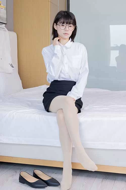 袜啵啵-糯米-OL制服、薄黑丝、厚肉丝 [150p1v-1.6GB]