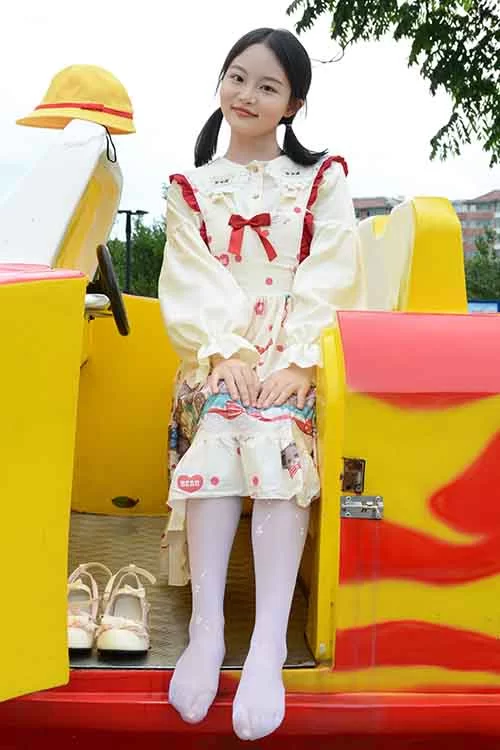 初夏女神-双双~《逛游乐场》JK女生制服性感白丝美腿 [140p1v-0.9GB]