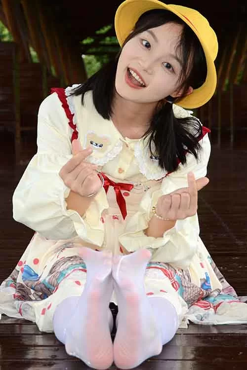 初夏女神-双双~《逛游乐场》JK女生制服性感白丝美腿 [140p1v-0.9GB]