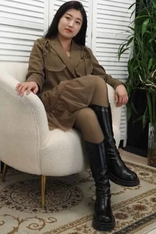 Xiaoshuang-展示她的连衣裙黑丝裸足小脚[1V 1.2G百度网盘] [1v-1.2GB]