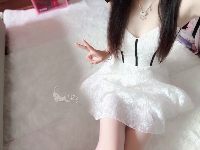 丝袜博主小雨纯素图包《纯白幻想》 [11P-21MB]