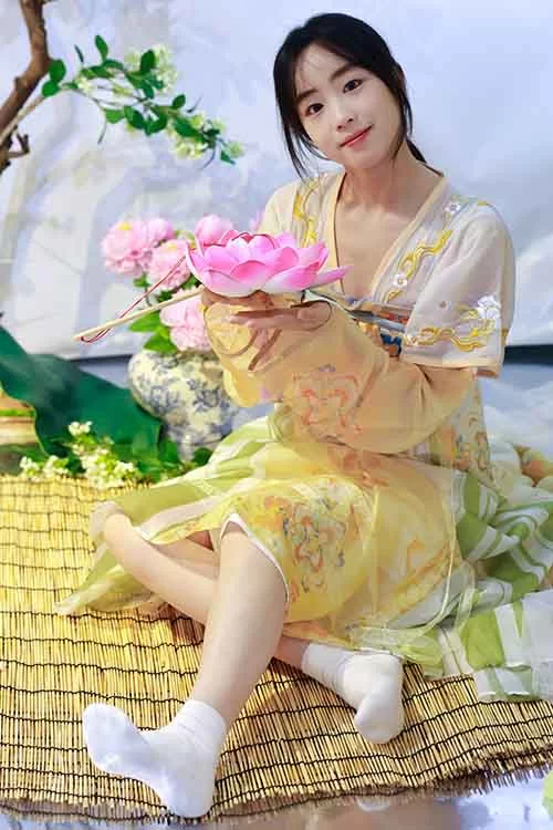 绮梦摄影-Aubrey-可爱古风棉袜裸足美腿 [168p1v-1.4GB]