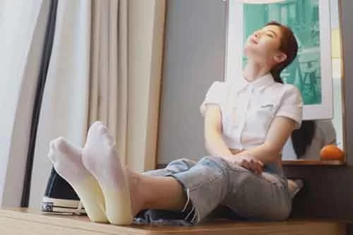 誉铭摄影-酒店学妹牛仔裤棉袜裸足足秀[1V-1.8G百度网盘] [1v-1.8GB]