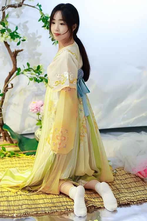 绮梦摄影-Aubrey-可爱古风棉袜裸足美腿 [168p1v-1.4GB]