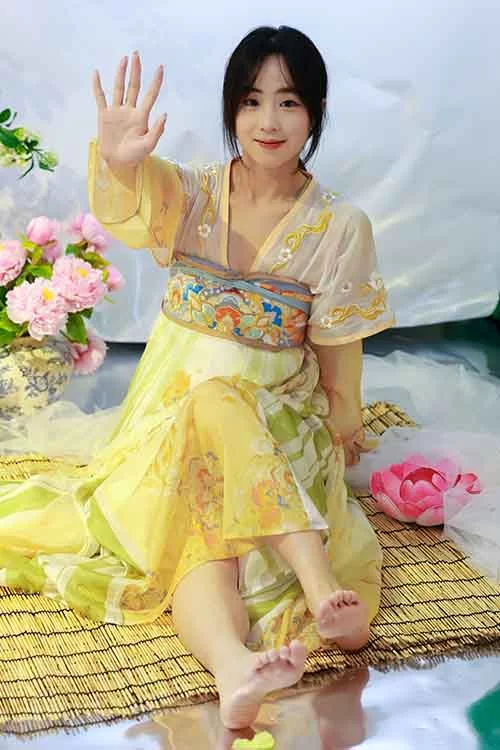 绮梦摄影-Aubrey-可爱古风棉袜裸足美腿 [168p1v-1.4GB]