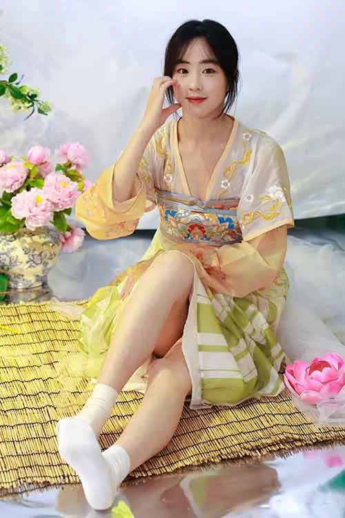 绮梦摄影-Aubrey-可爱古风棉袜裸足美腿 [168p1v-1.4GB]