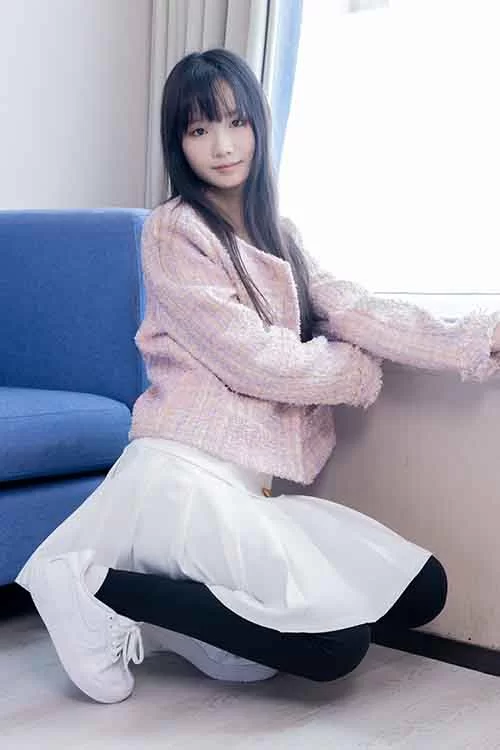 袜啵啵-甜甜圈-白棉袜、肉色踩脚袜超短裙美腿 [150p1v-1.5GB]