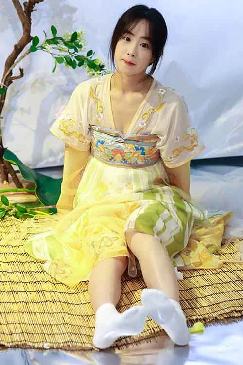 绮梦摄影-Aubrey-可爱古风棉袜裸足美腿 [168p1v-1.4GB]