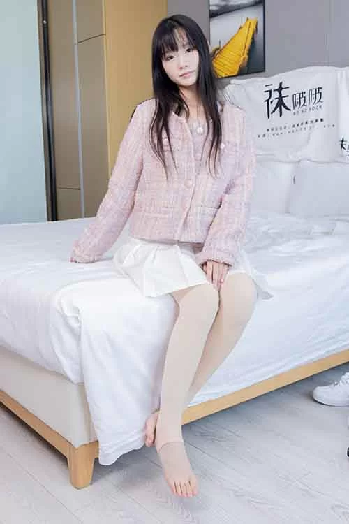 袜啵啵-甜甜圈-白棉袜、肉色踩脚袜超短裙美腿 [150p1v-1.5GB]