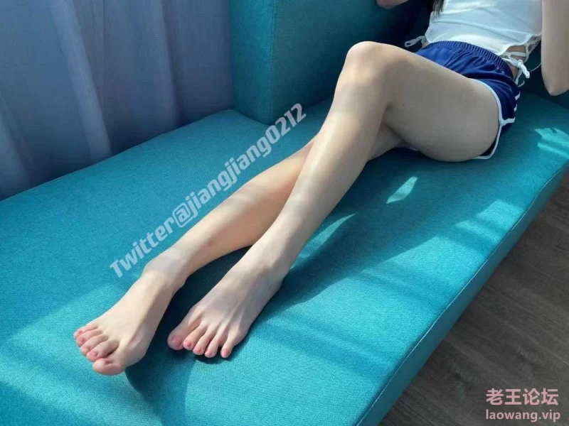 《已补》最新作品新模特梦酱的桌下黑丝美足按摩 [1V-1.47GB]