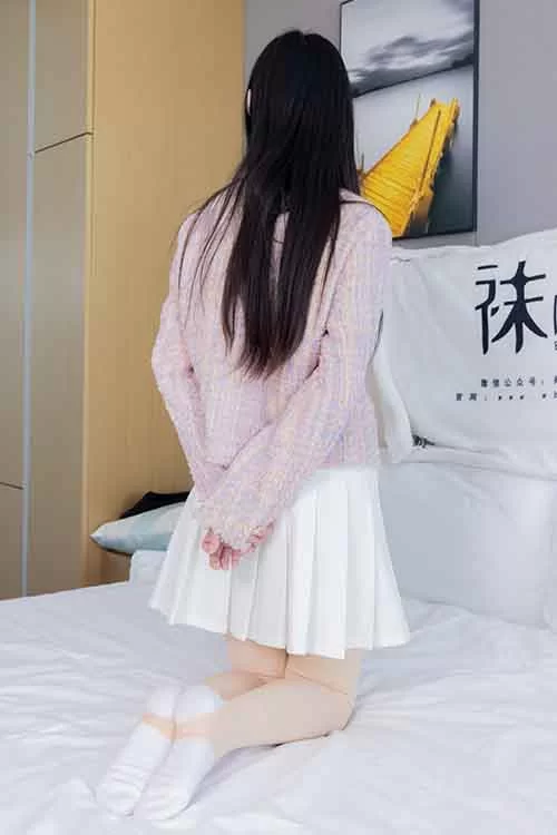 袜啵啵-甜甜圈-白棉袜、肉色踩脚袜超短裙美腿 [150p1v-1.5GB]