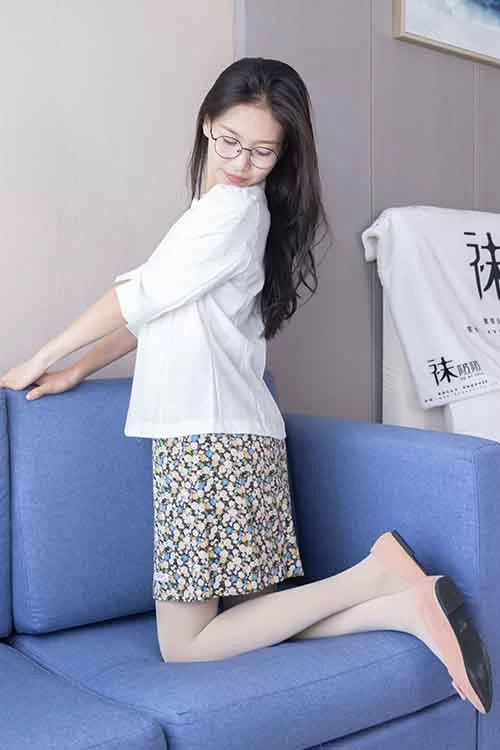 袜啵啵-芝士-平底鞋、厚肉丝超短裙美腿 [150p1v-1.5GB]