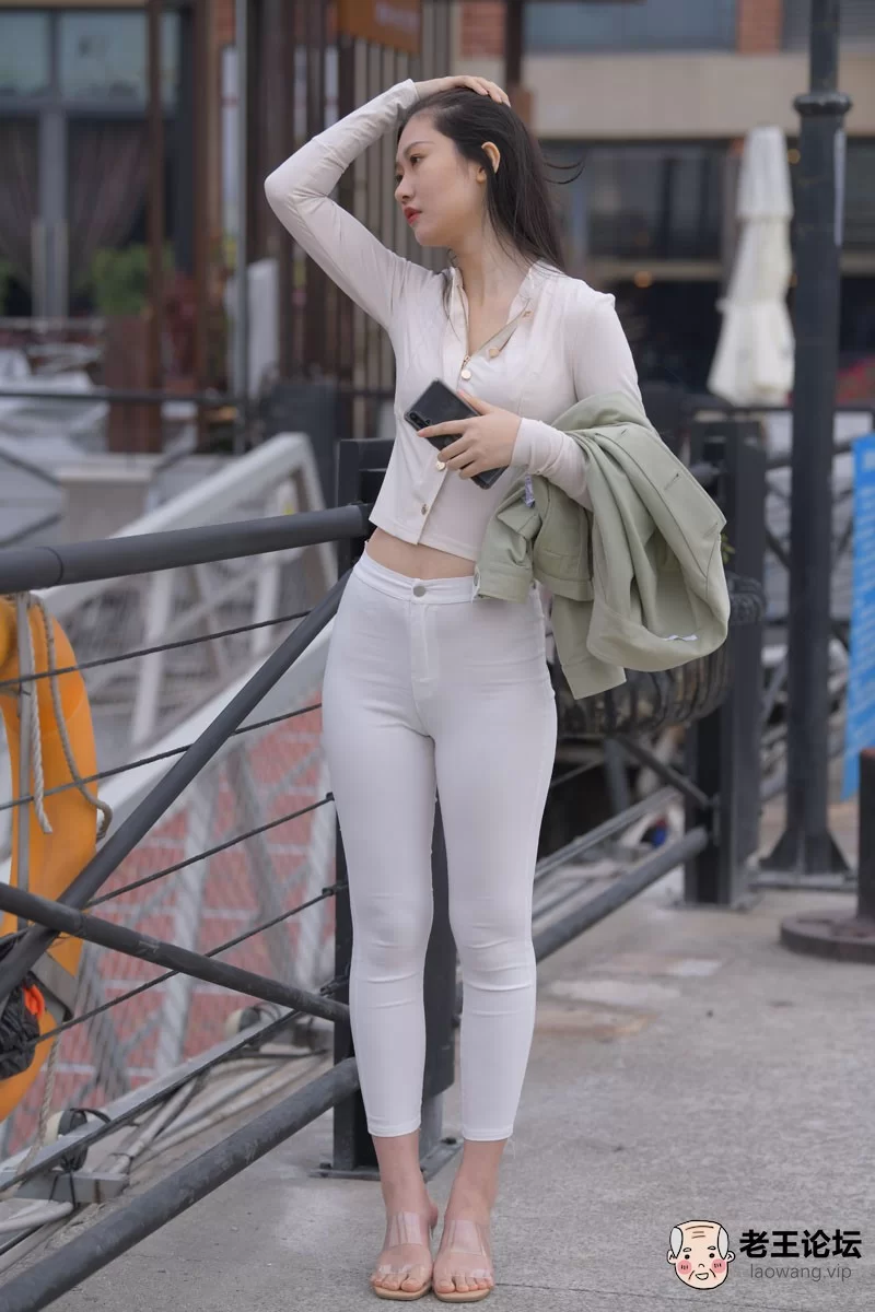 《视频》白色紧身长裤高跟美腿《2V/13.5G/百度云》 [-]