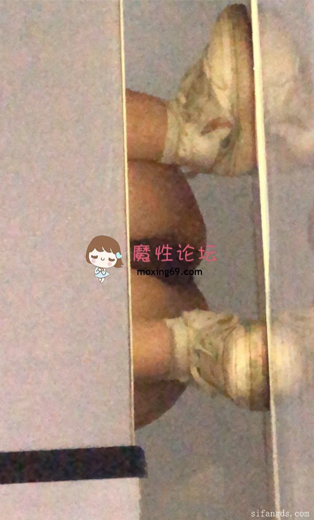 国产[度盘]牛逼大神拍了同学厕所尿尿还带生活照［64V+157P-764M］