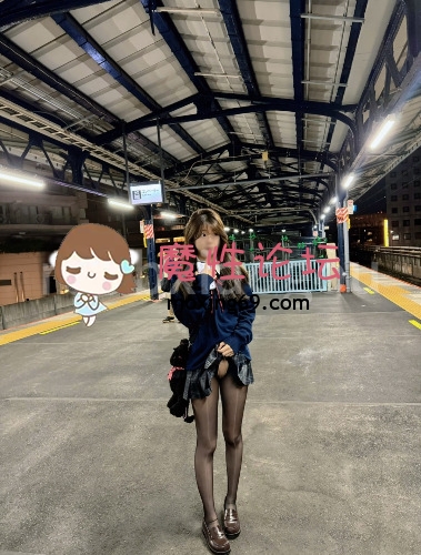 国产自拍《度盘》极品颜值露脸福利女神『优米』第一次在外面尿尿 好像被路过的人看到了 好丢人呜呜，不小心又高潮了，