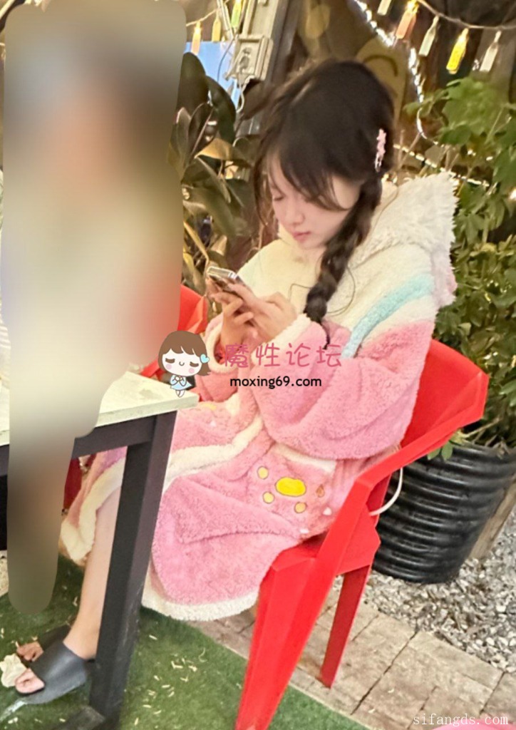 国产[度盘]牛逼大神拍了同学厕所尿尿还带生活照［64V+157P-764M］